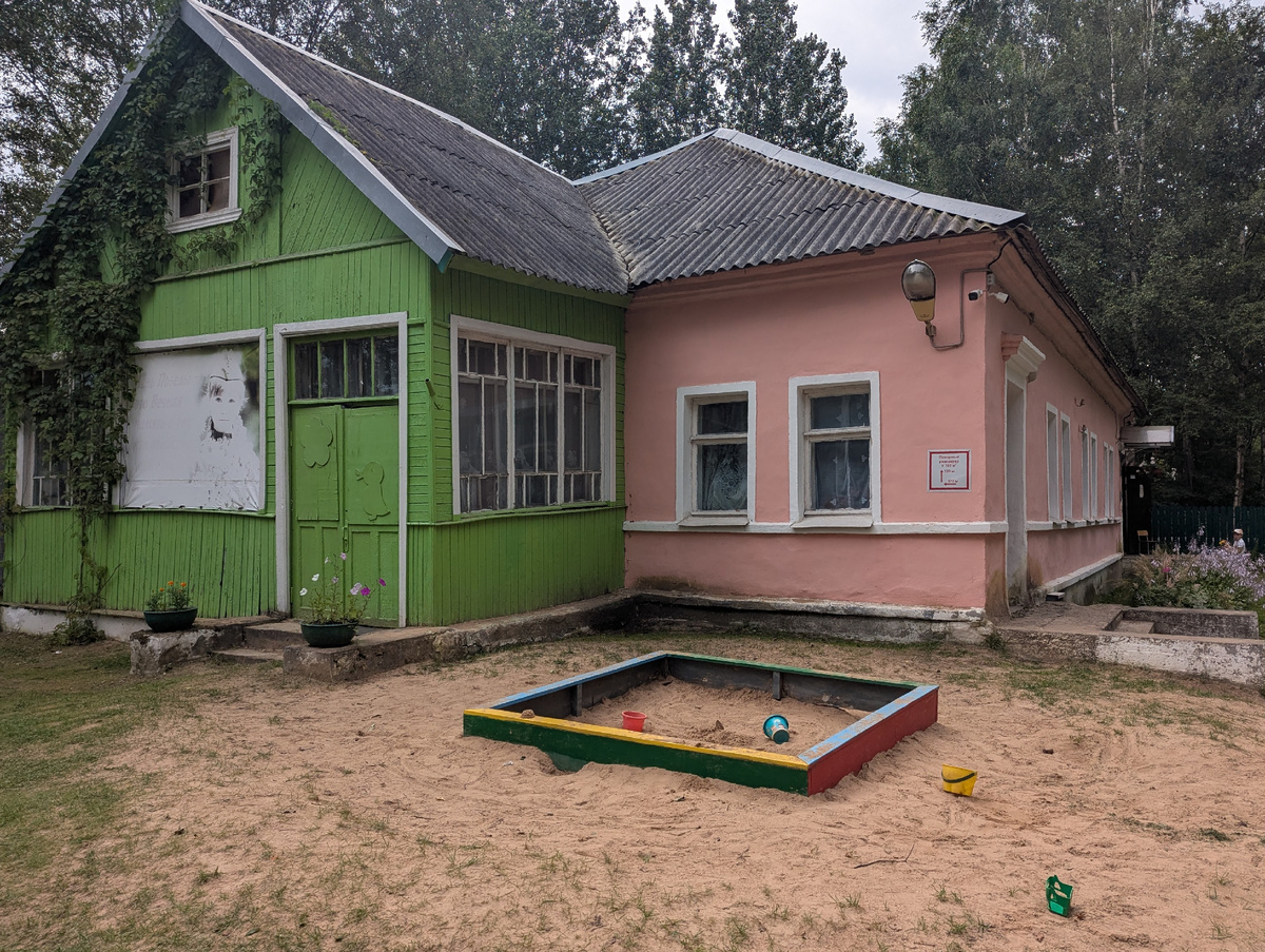 Каменное здание и деревянная пристройка выдают возраст, сейчас так не строят