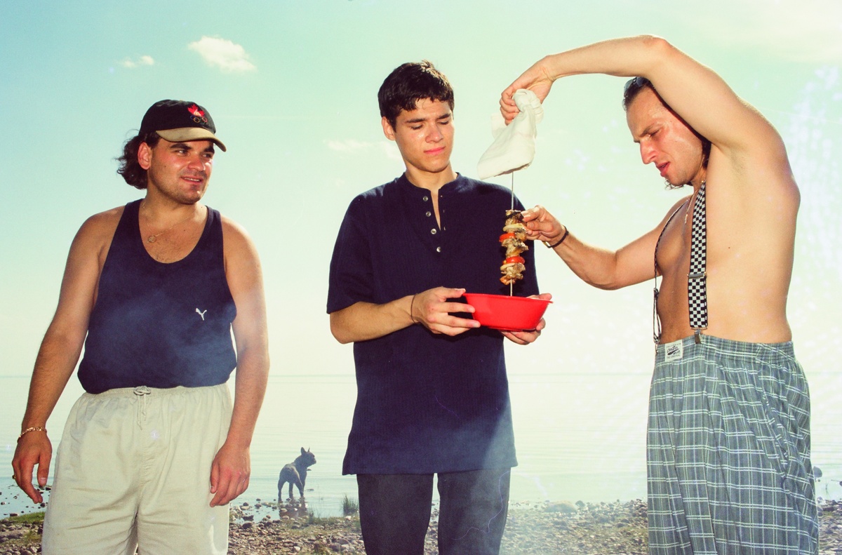 На природе шашлычок... В кадре Нагиев Дима и директор его на тот момент Марков Андрей, шашлык и юноша с миской красного цвета