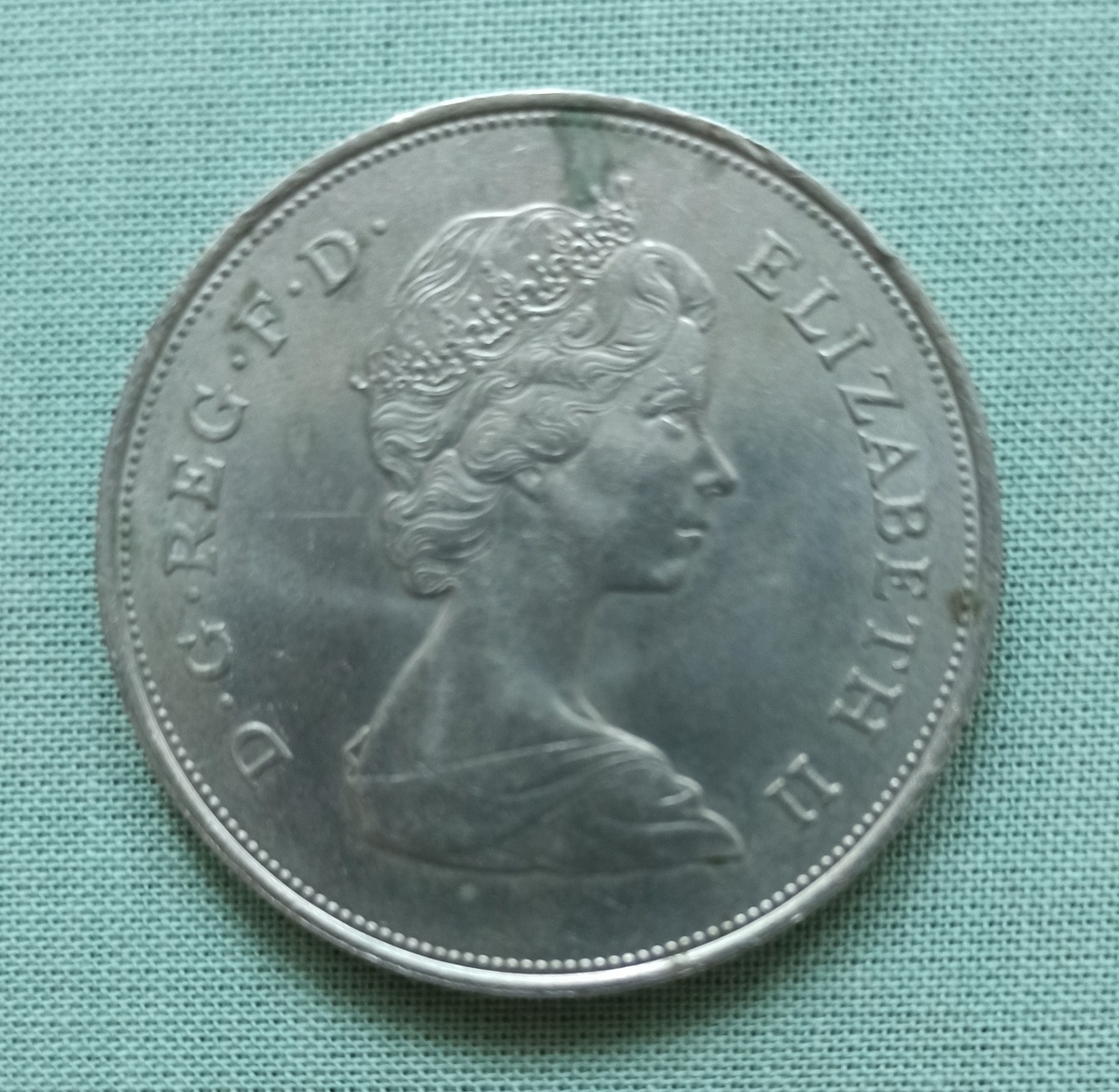 Аверс монеты 25 пенсов 1981 года, посвященной свадьбе принца Чарльза и леди Дианы (фото автора)