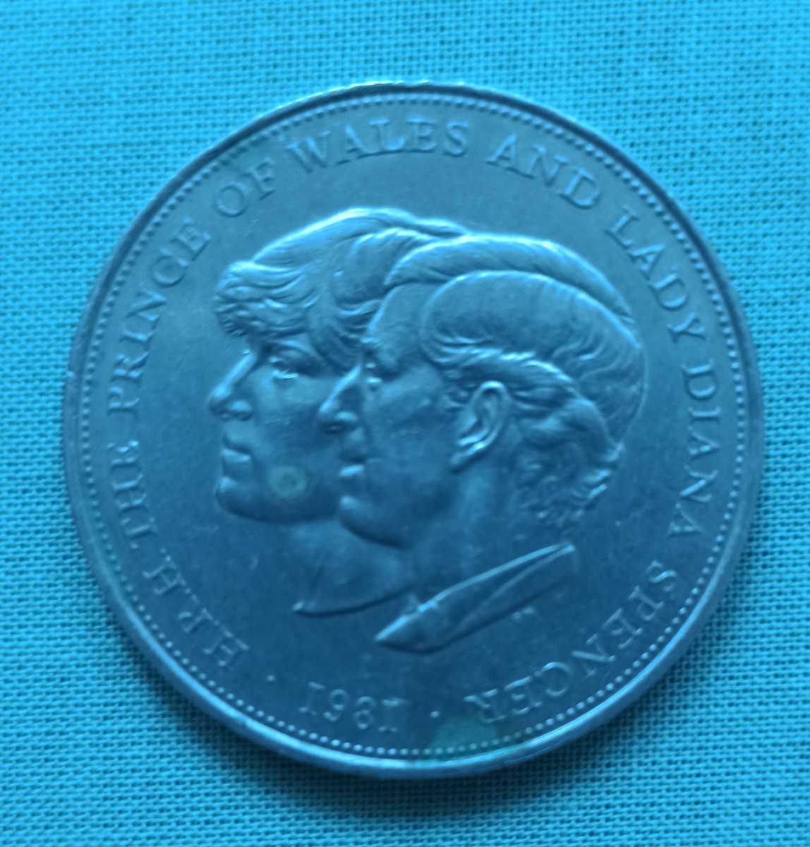 Реверс монеты 25 пенсов 1981 года, посвященной свадьбе принца Чарльза и леди Дианы (фото автора). Телефон почему-то решил все сделать в синем цвете)