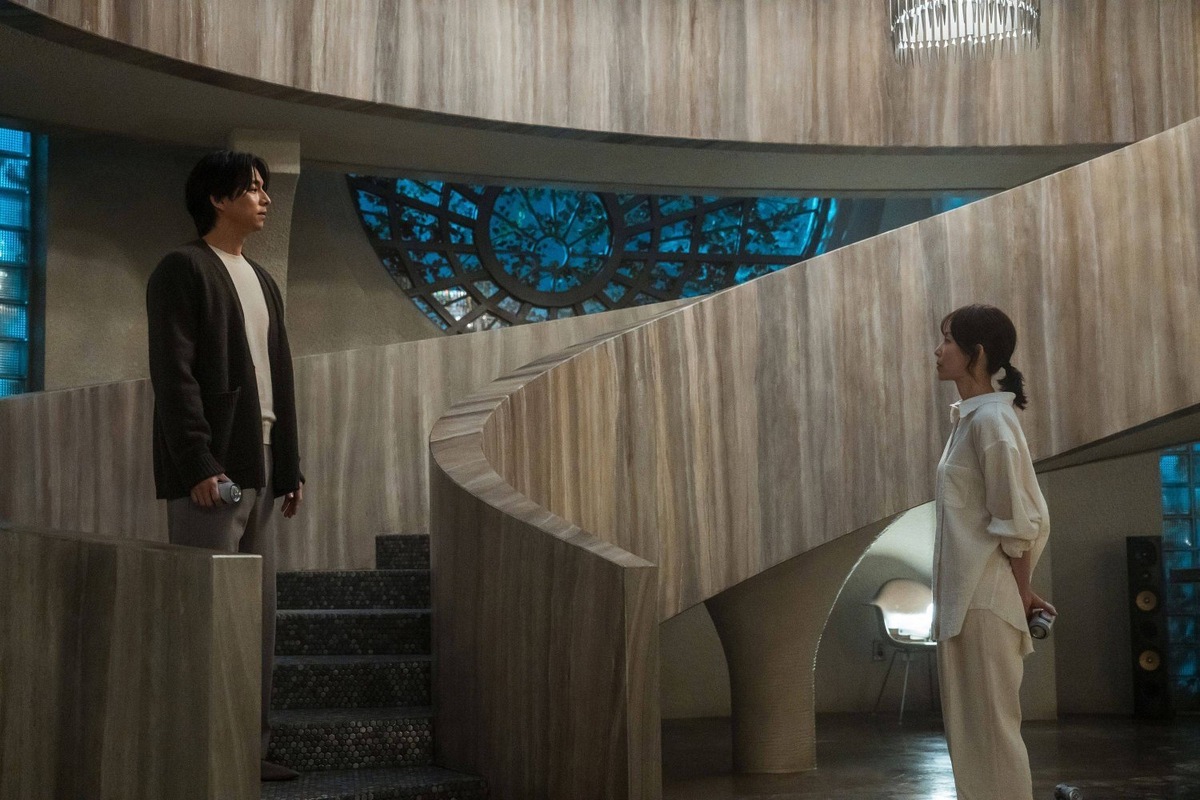 Интерьер из рубрики "что-то очень на богатом", но совсем неуютный и холодный.