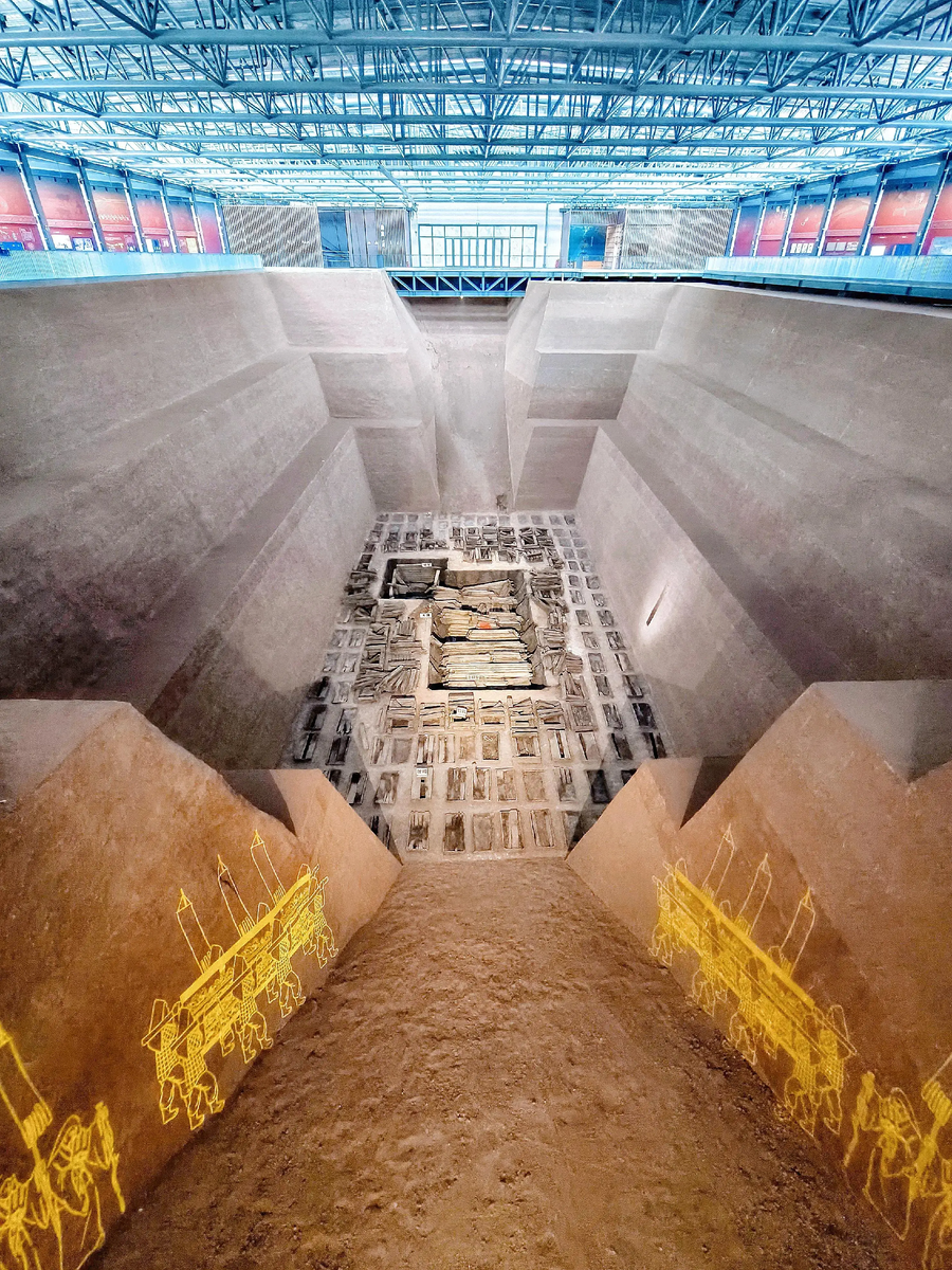 Гробница герцога Цзина из Цинь, обнаруженная в 1976 году в уезде Фэнсян Баоцзи провинции Шэньси.