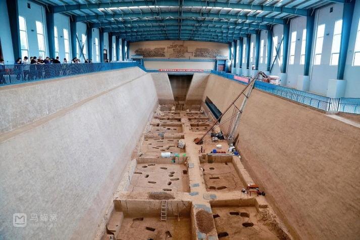 Гробница герцога Цзина из Цинь, обнаруженная в 1976 году в уезде Фэнсян Баоцзи провинции Шэньси.