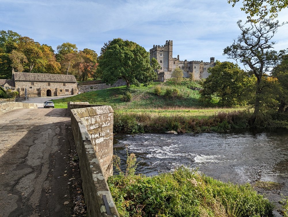 Хэддон-Холл https://www.tripadvisor.ru/Attraction_Review-g209968-d213898-Reviews-Haddon_Hall-Bakewell_Peak_District_National_Park_England.html