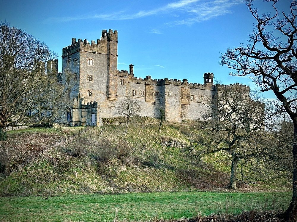 Хэддон-Холл https://www.tripadvisor.ru/Attraction_Review-g209968-d213898-Reviews-Haddon_Hall-Bakewell_Peak_District_National_Park_England.html