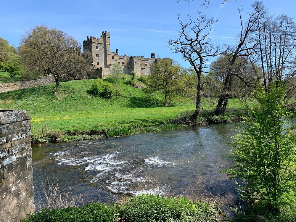 Хэддон-Холл https://www.tripadvisor.ru/Attraction_Review-g209968-d213898-Reviews-Haddon_Hall-Bakewell_Peak_District_National_Park_England.html