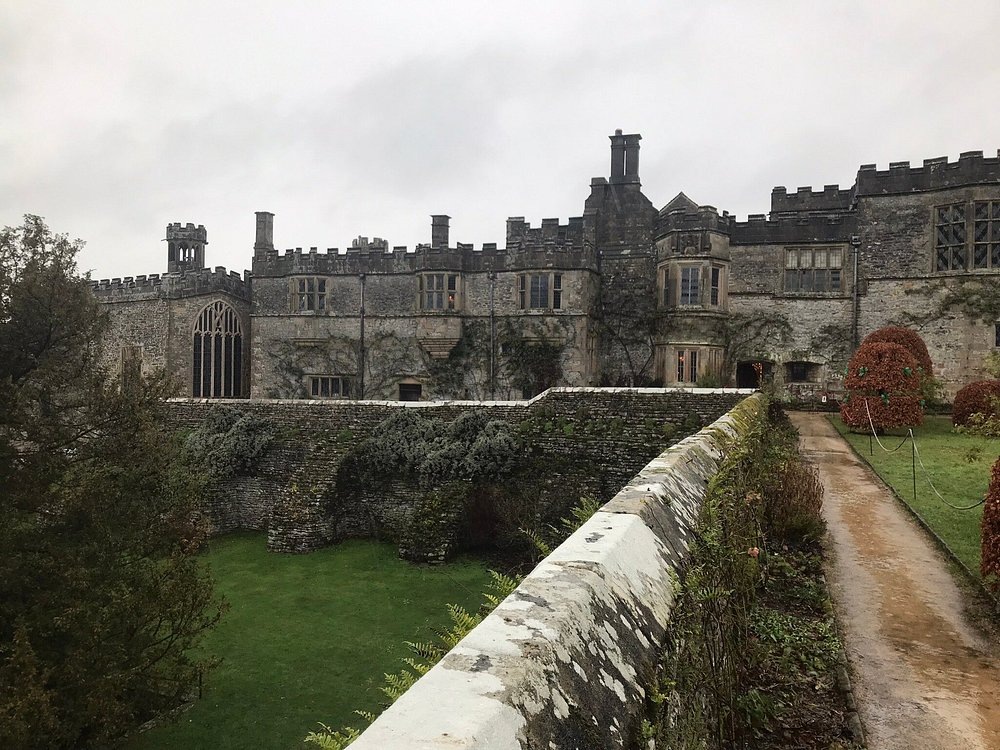 Хэддон-Холл https://www.tripadvisor.ru/Attraction_Review-g209968-d213898-Reviews-Haddon_Hall-Bakewell_Peak_District_National_Park_England.html