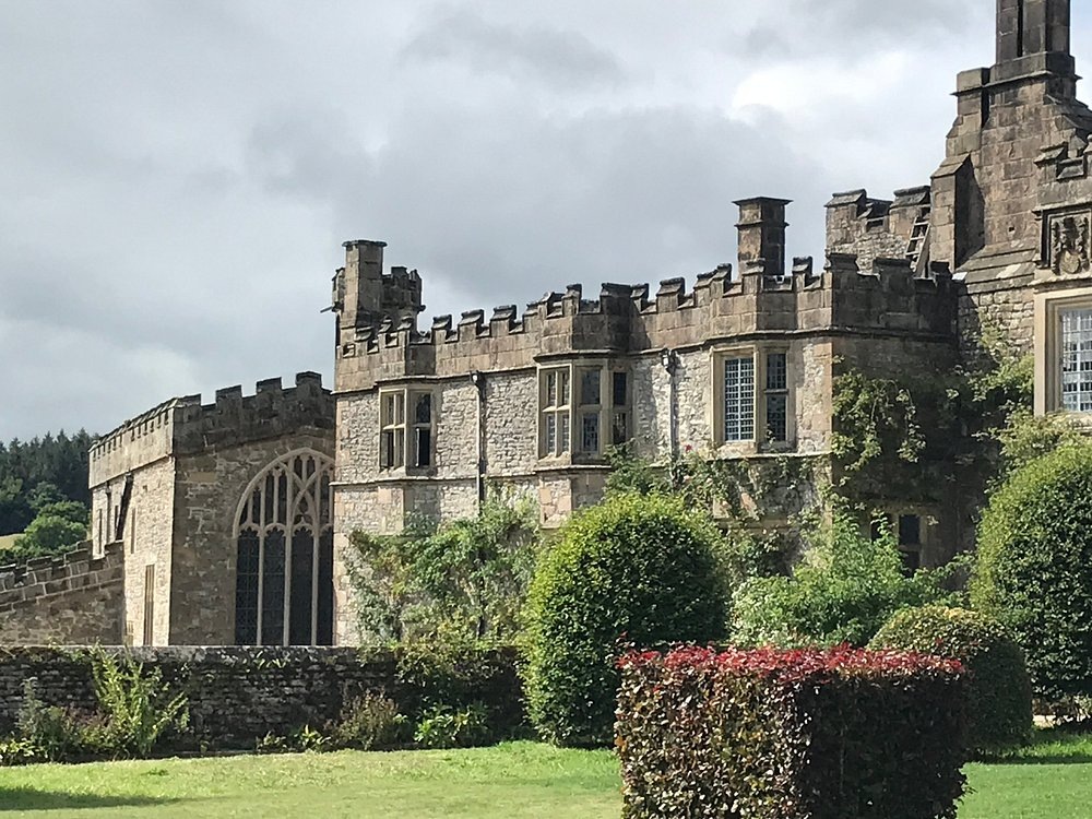 Хэддон-Холл https://www.tripadvisor.ru/Attraction_Review-g209968-d213898-Reviews-Haddon_Hall-Bakewell_Peak_District_National_Park_England.html