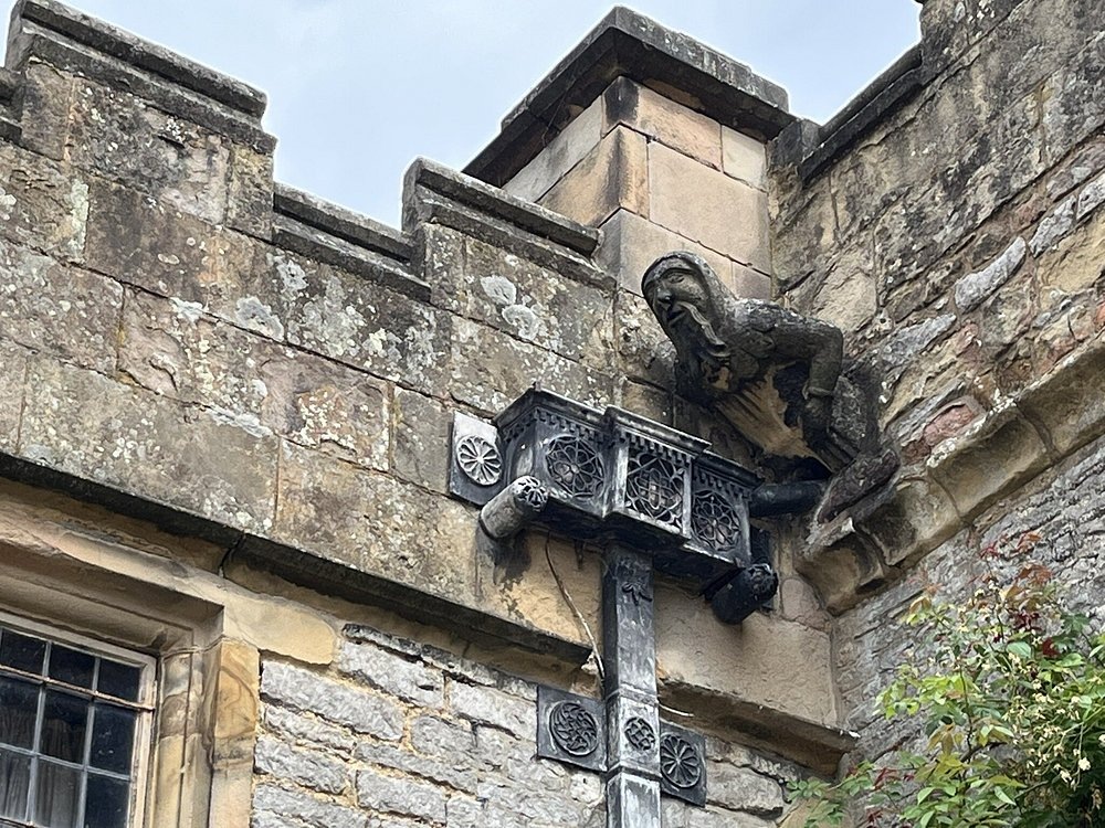 Хэддон-Холл https://www.tripadvisor.ru/Attraction_Review-g209968-d213898-Reviews-Haddon_Hall-Bakewell_Peak_District_National_Park_England.html