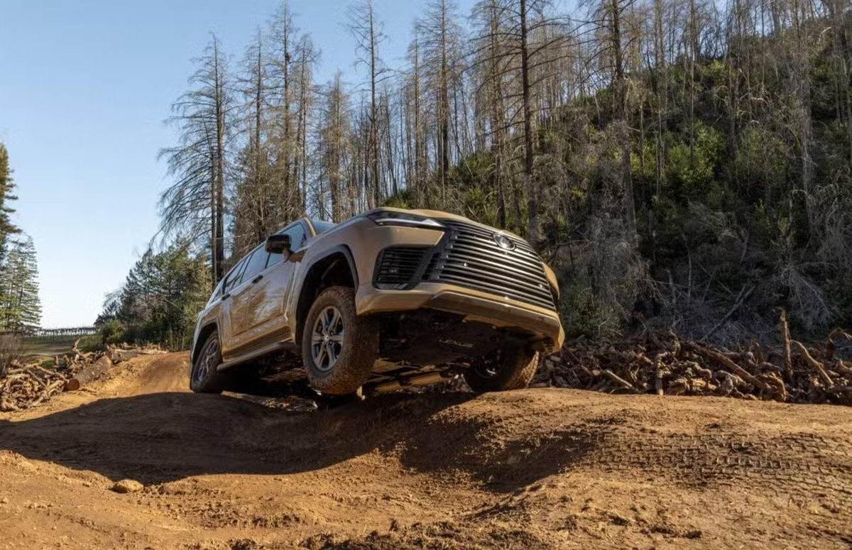 Роскошные SUV способны преодолевать сложные дорожные препятствия