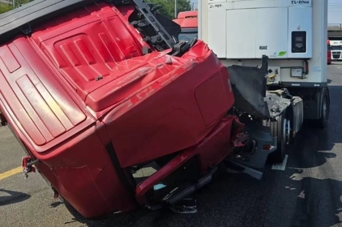    В Краснодаре в результате ДТП грузовик остался без кабины