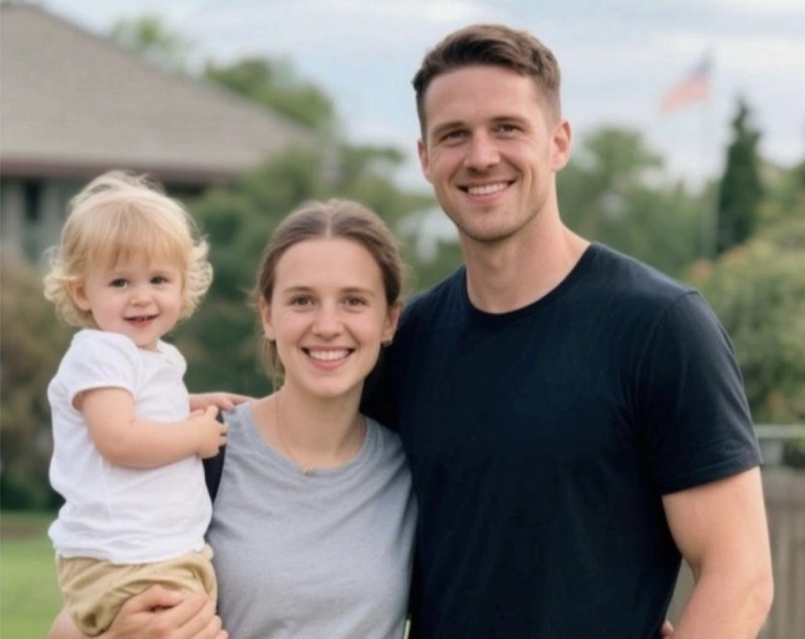 Мария с Сергеем на руках сын Егор. Фотография сгенерирована нейросетью, все совпадения случайны.