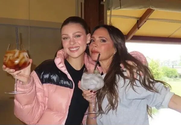    Виктория Бекхэм и Никола Пельтц. Фото: