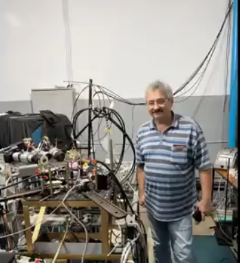 Дмитрий Павлов возле экспериментальной установки в СФТИ.