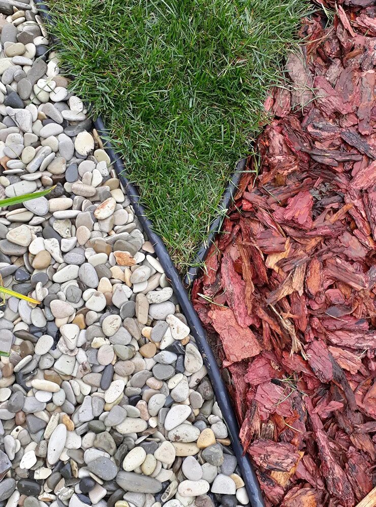 В малоуходном саду нет места голой земле — все участки закрывают. На этих фото примеры комбинированного покрытия: газон соседствует с галькой и мульчей из коры. Фото: razumsad.com
