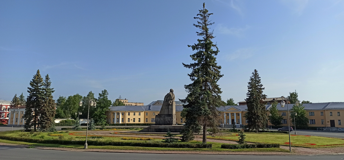Площадь Ленина или Круглая площадь. Обратите внимание, - в руке вождя шапка-ушанка