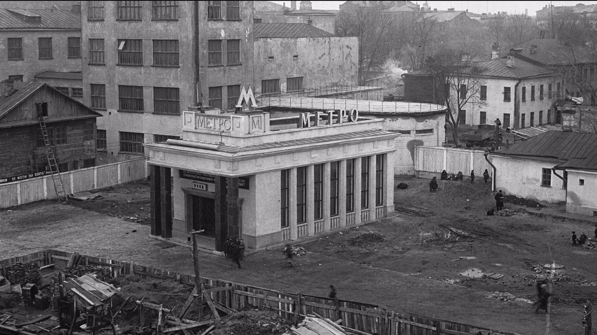 Строительство южного наземного вестибюля станции метро «Крымская площадь» (сейчас — «Парк культуры»). Автор неизвестен. Начало 1930-х годов.