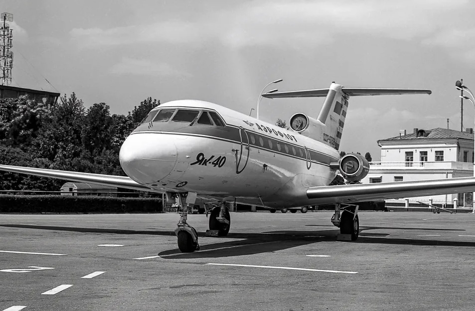 «Як-40» - первый в мире трёхдвигательный турбореактивный пассажирский самолёт 3-го класса для местных авиалиний, разработанный в СССР в 1960-е годы.