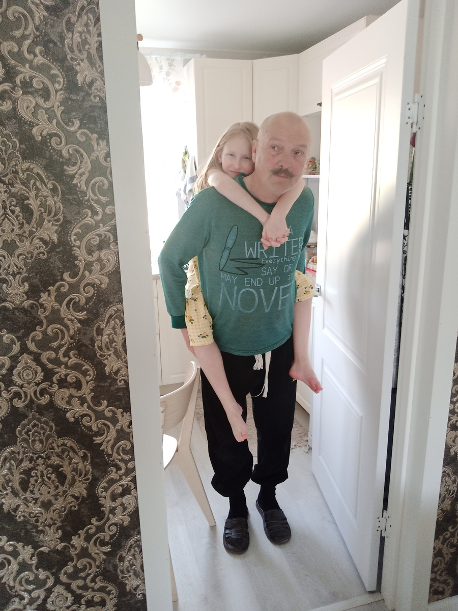 Только проснулась, а дед уже готов))))