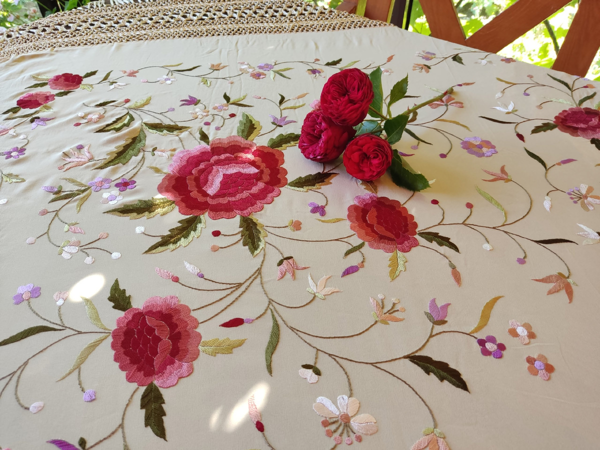 Солнечные заайчики на испанской шали с вышитыми розами