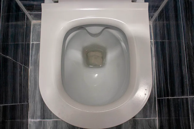 Внутренняя поверхность лунки находится в центре сливного отверстия