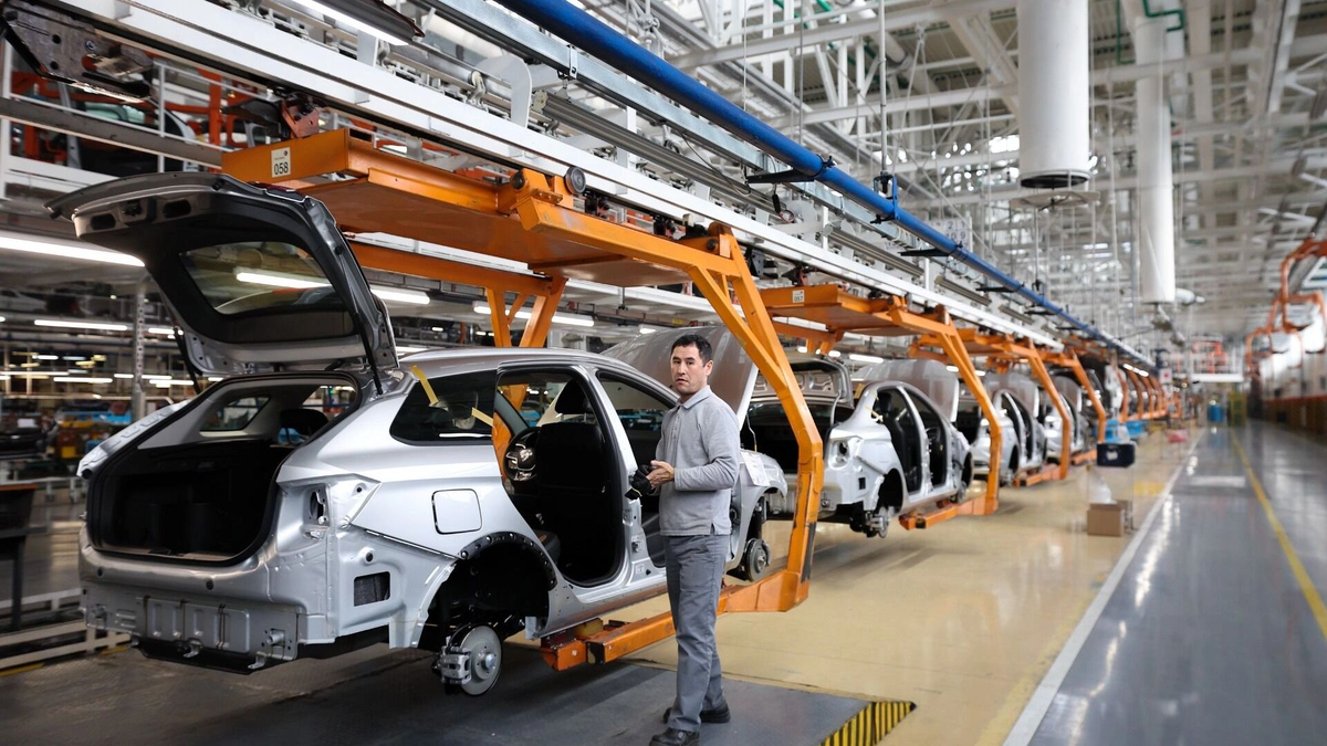 Рабочим АвтоВАЗа урежут зарплаты и переведут на четырехдневную рабочую неделю. Фото: Егор Алеев. ТАСС