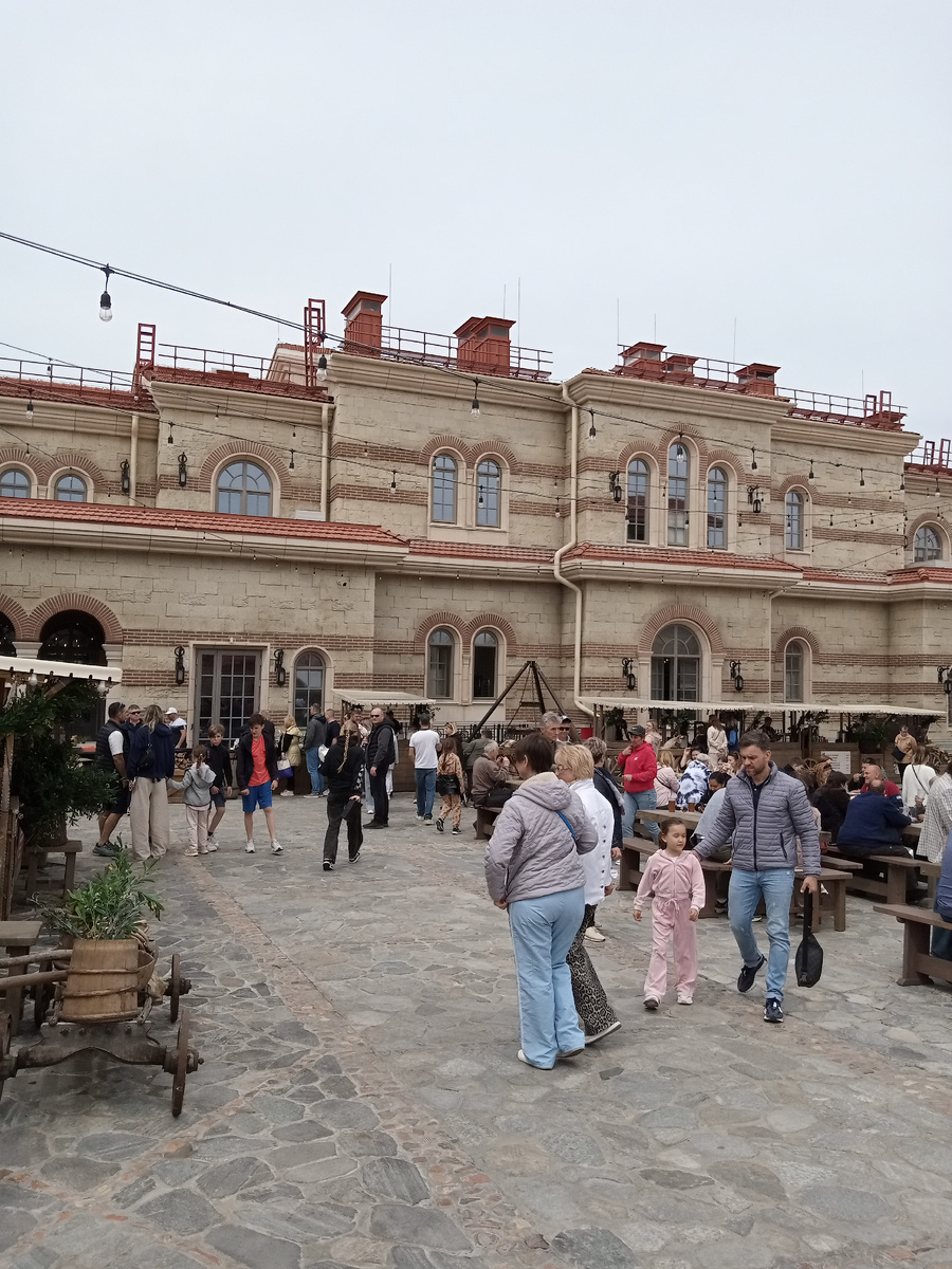 Народу много.