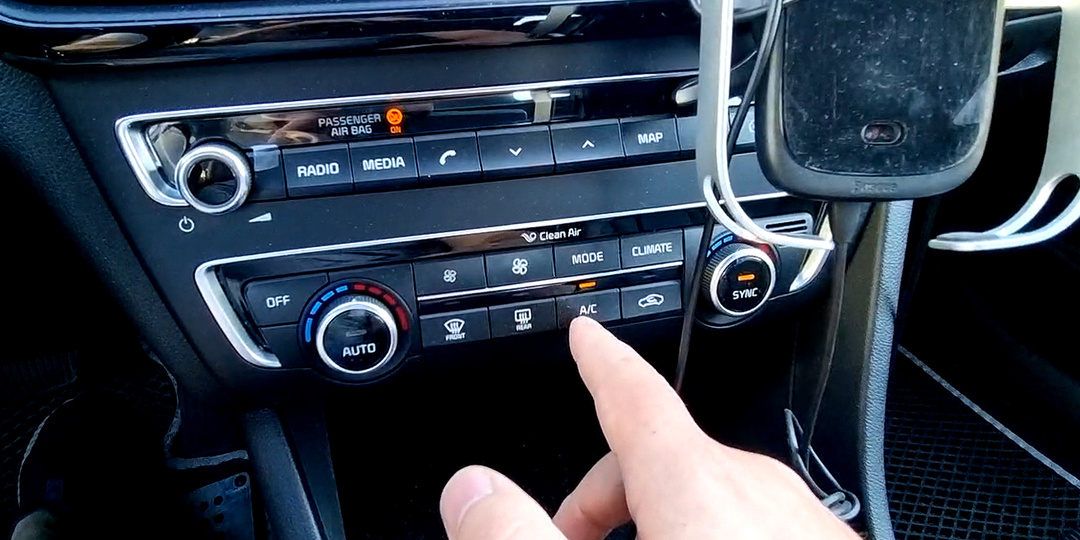 Кондиционер в машине плохо морозил: почистил одну деталь, и в машине зима