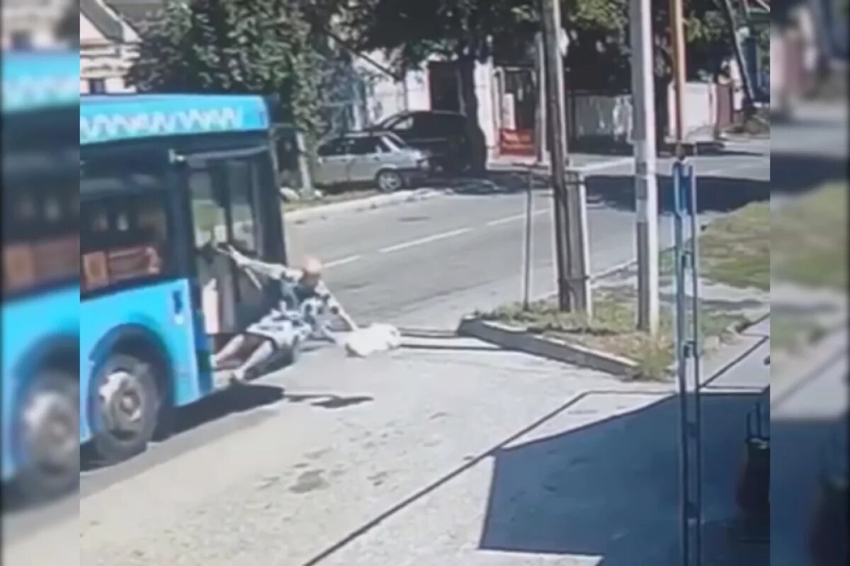    Водитель автобуса ехал с открытыми дверьми.