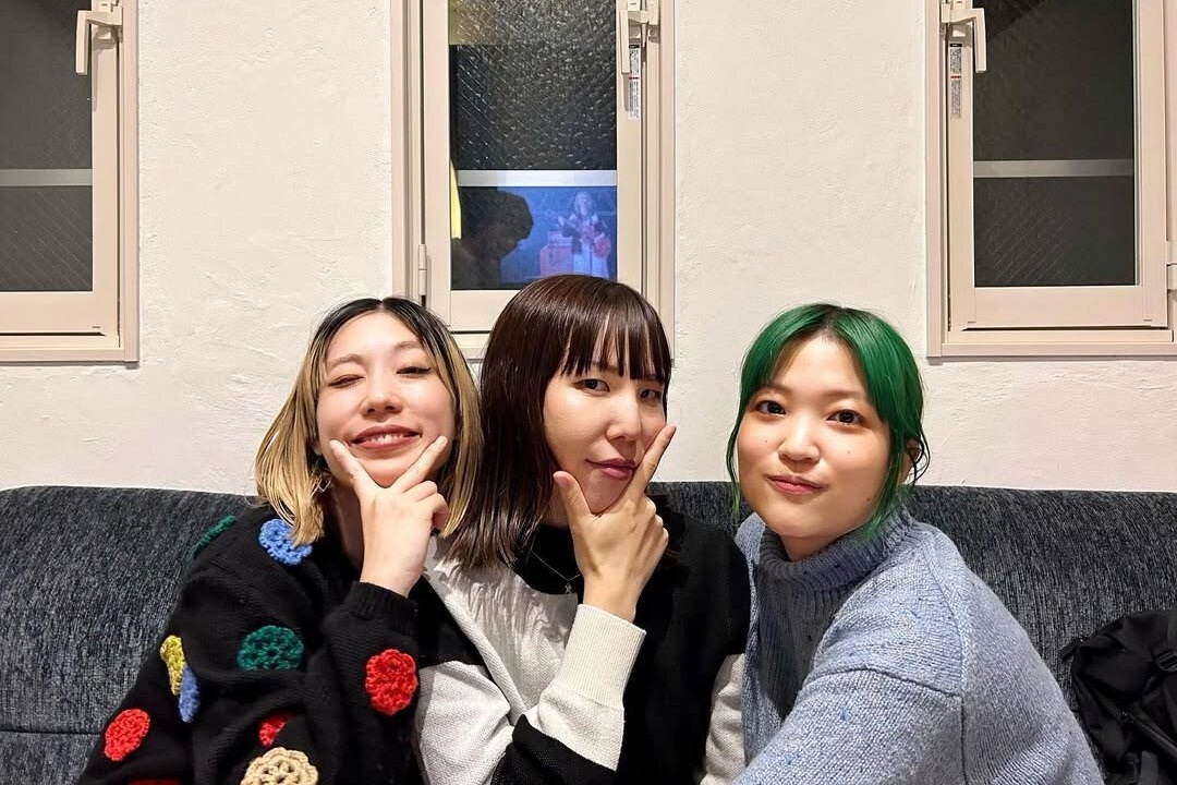     Как участницы японской рок-группы Hump Back одновременно стали мамами и вернулись на сцену