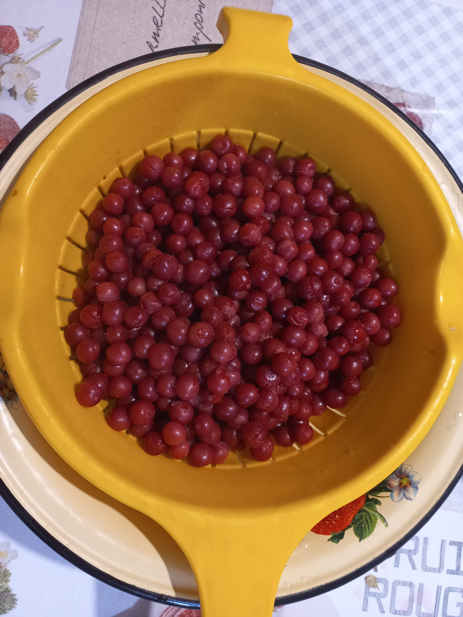 Вишня слегка поменяла свой цвет