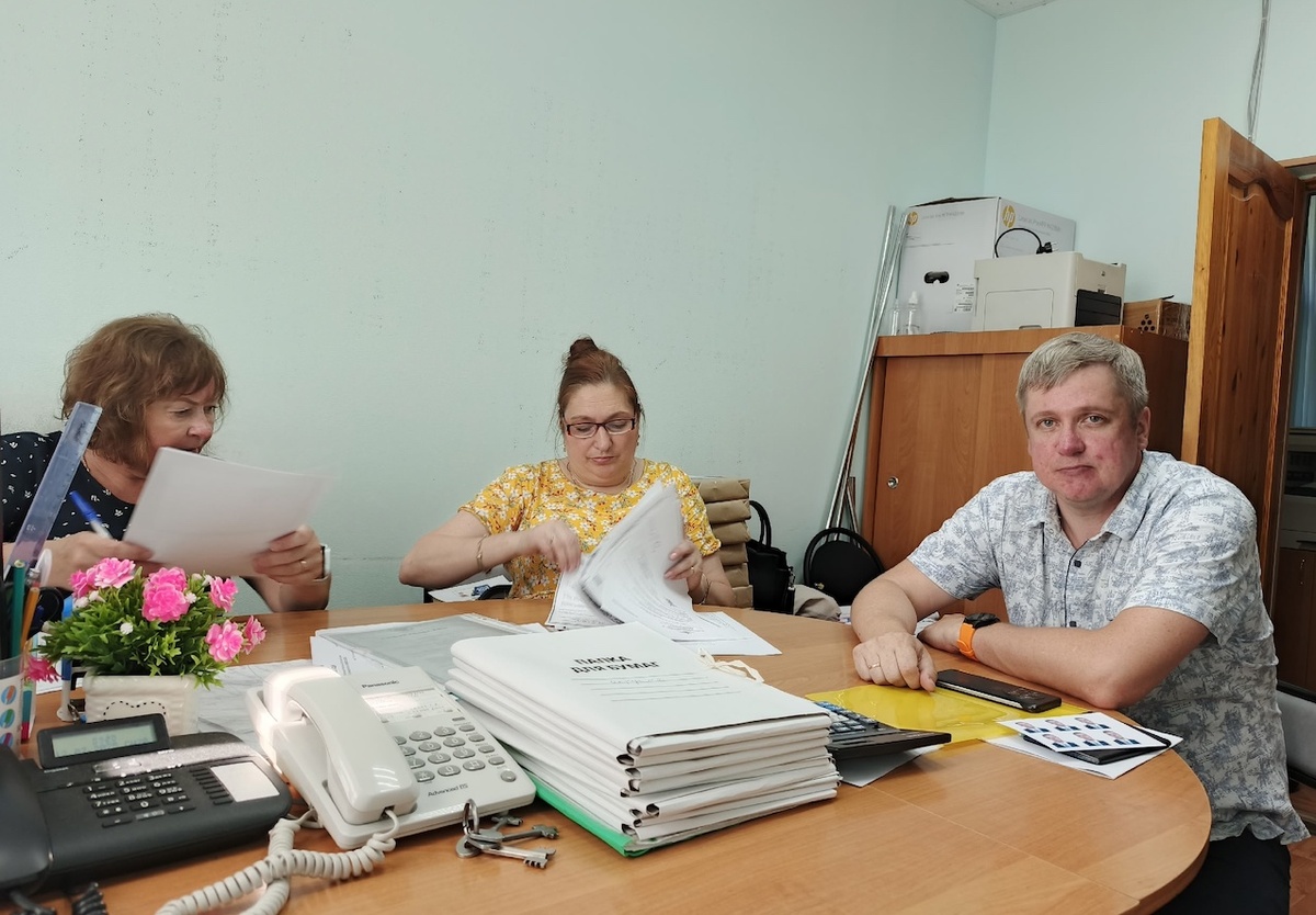 Члены Медвежьегорской территориальной избирательной комиссиии принимают документы на регистрацию у выдвинувшихся кандидатов в депутаты окружного совета.