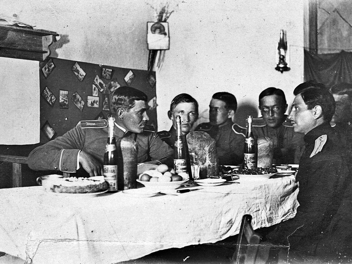 Белые офицеры гуляют