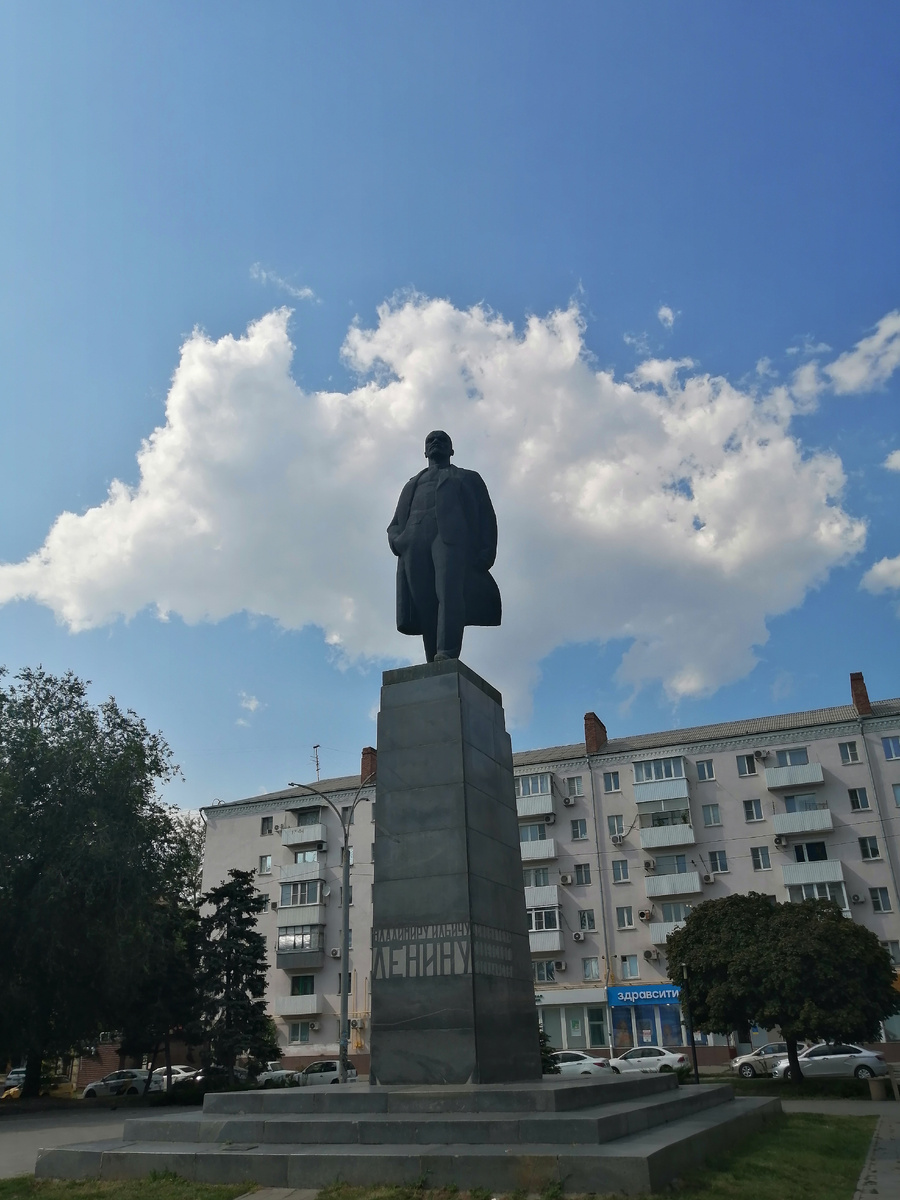 Памятник дедушке Ленину на площади Ленина. Площадью назвали этот клочок земли