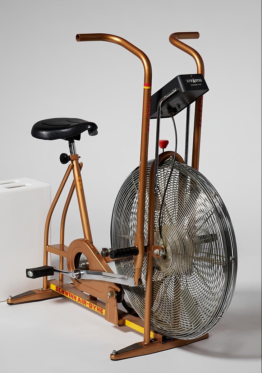 Schwinn AirDyne - модель с аэродинамическим сопротивлением. Вот на таких велотренажëрах 80-х годов можно тренироваться до 100 и более лет