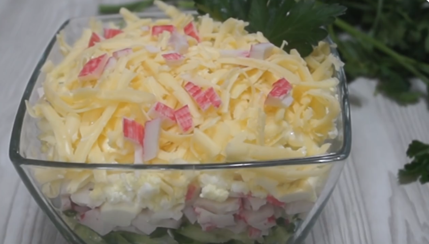 Крабовый слоёный салат "Нежность". Этот рецепт без риса и капусты, часто готовлю на праздничный стол по просьбе гостей