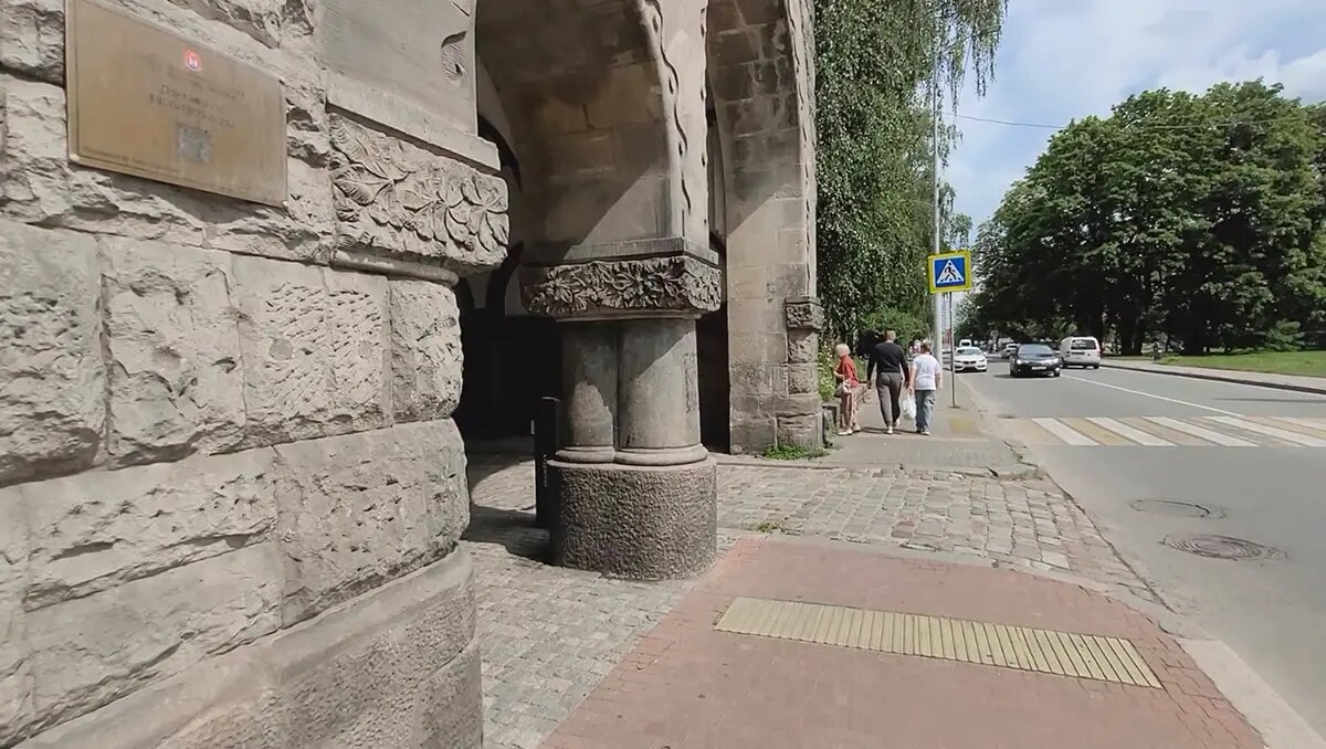  Улица Фрунзе, слева — Kreuz-Apotheke