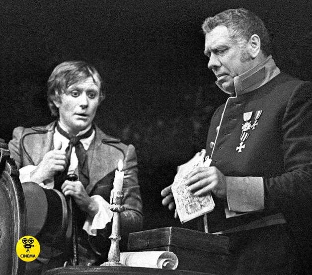 Андрей Миронов (Хлестаков)  и Анатолий Папанов (Городничей) в спектакле "Ревизор" на сцене Театра сатиры.