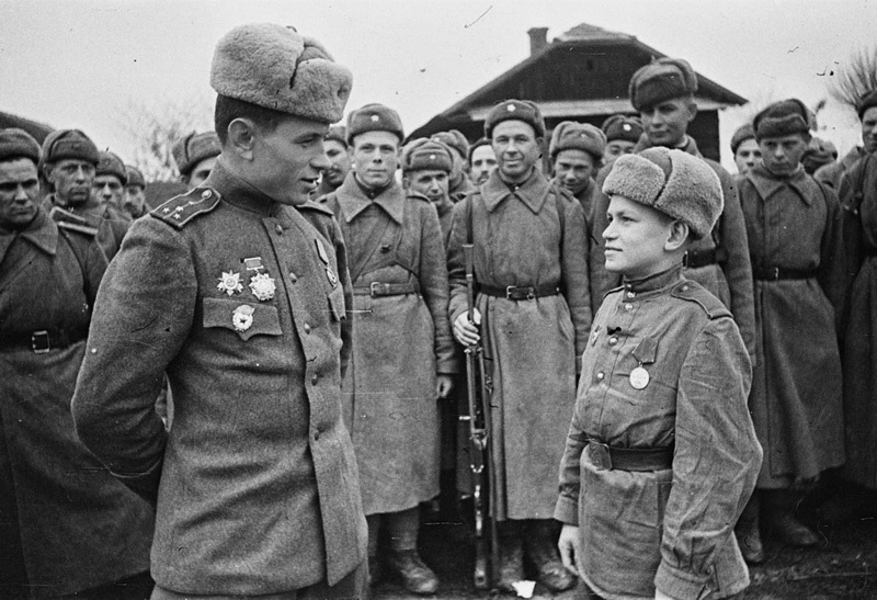 Фотограф  Аркадий Шайхет. Гвардии капитан А.А.Чернавин с 14-летним Федей Самодуровым. 10.1944. 1-й Украинский фронт.