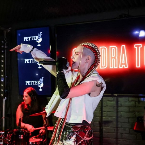     Sandra Top отметила день рождения на сцене