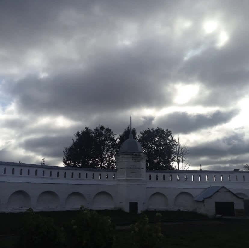 В сером-сером городе.