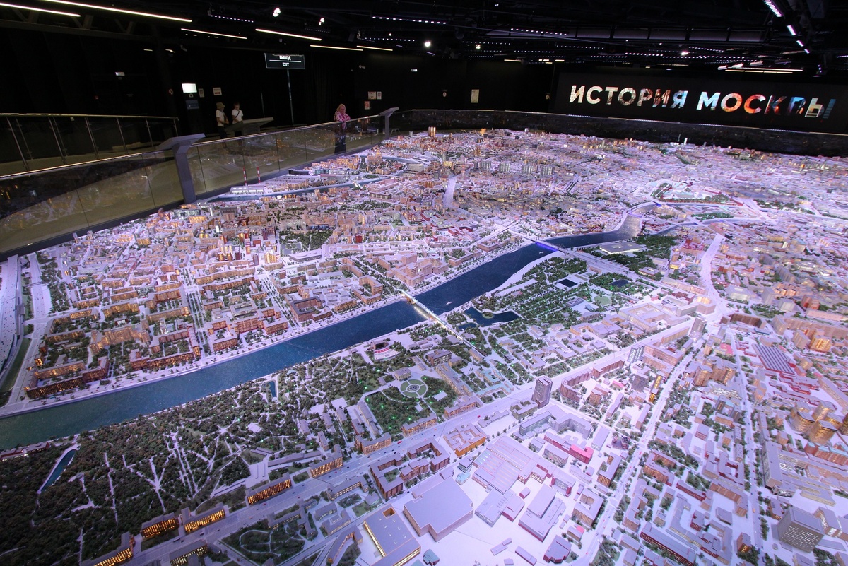 Макет Мосвы, на котором, кстати, нашу прогулку можно "посмотреть"