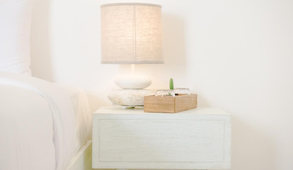     Современные альтернативы прикроватным тумбам: стильные решения для спальни