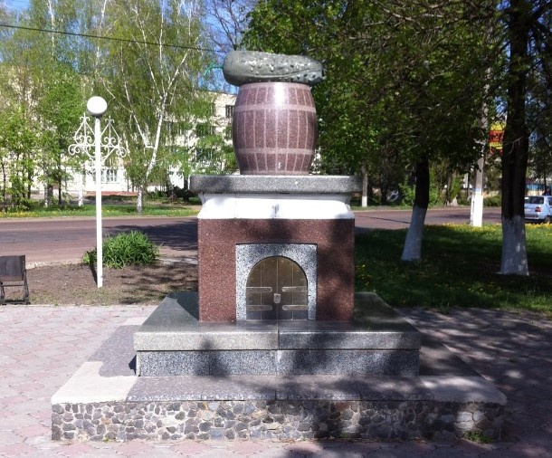 Памятник огурцам в Нежине, Украина, фото 2013 года