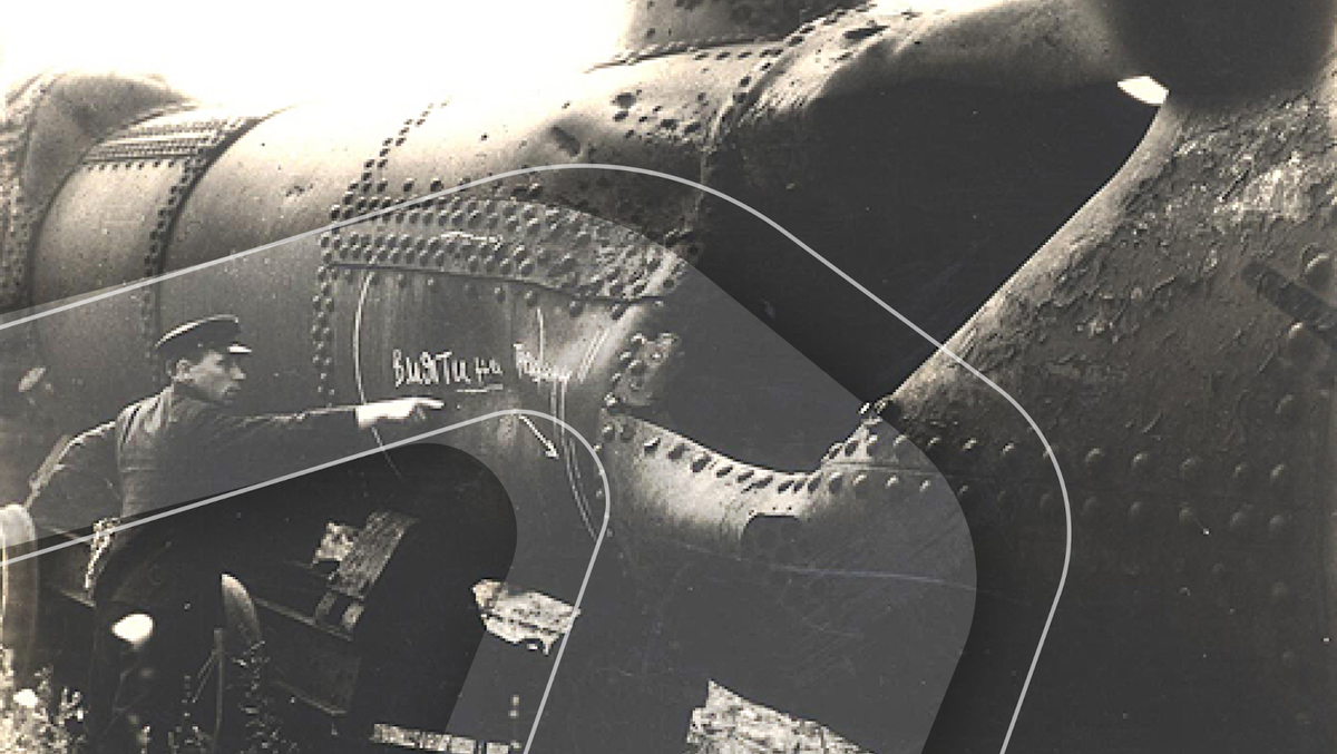 Ремонт паровоза после бомбежки на Ярославском паровозоремонтном заводе