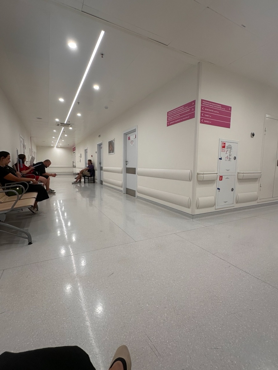 Вид внутри консультативно-диагностического отделения. Все чистенько, розовенько, миленько.