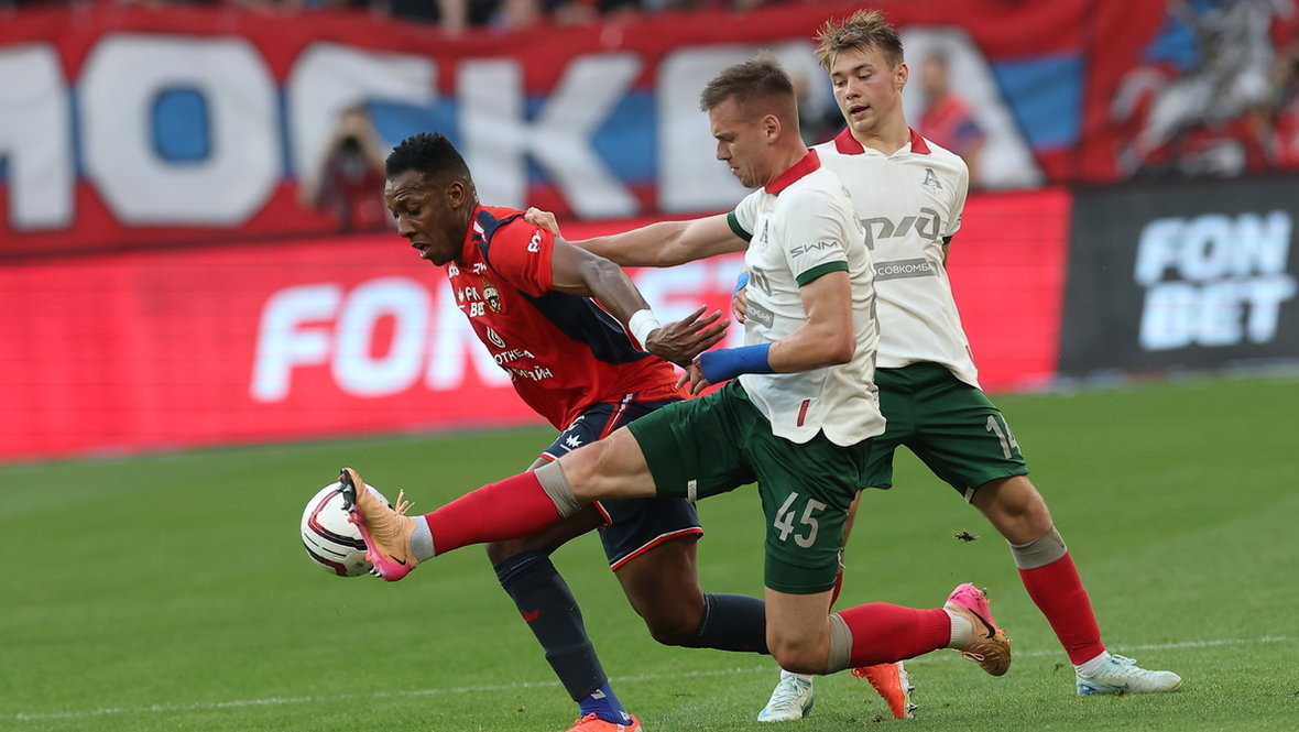    Мойзес против Александра Сильянова в матче ЦСКА — «Локомотив» (2:1).Александр Федоров