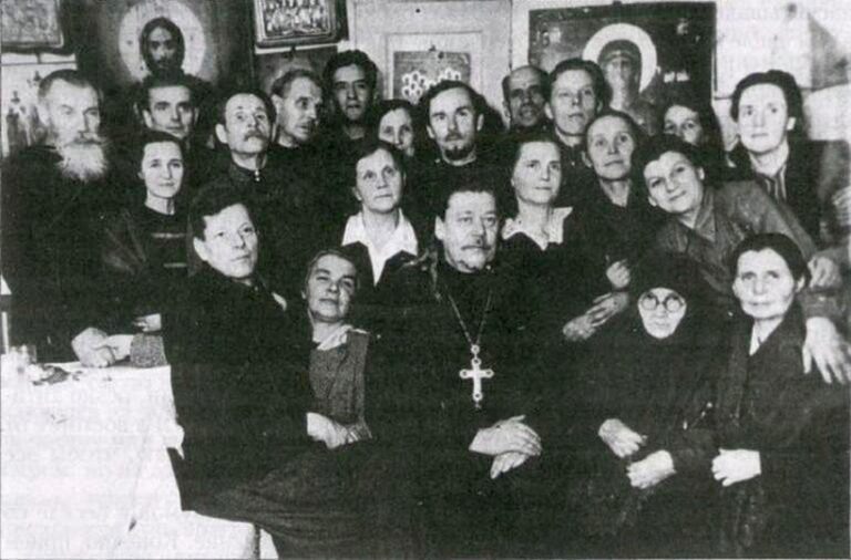Протоиерей Н. Андриановский, члены церковного совета и певчие Иоанно-Предтеченского собора, ок. 1944 Фото: Религии Урала Вконтакте