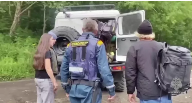 Эвакуация туристов на Камчатке после землетрясения. Источник: РИА Новости