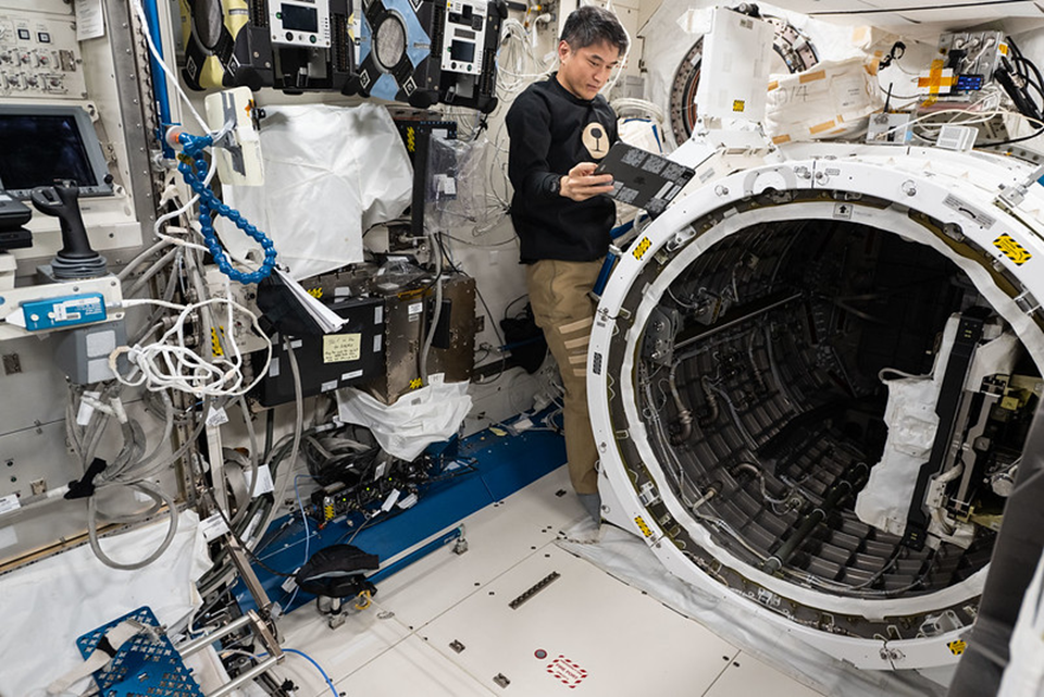 Такуя Ониси работает с оборудованием шлюза ЭМ Kibo. Фото: nasa.blog.com